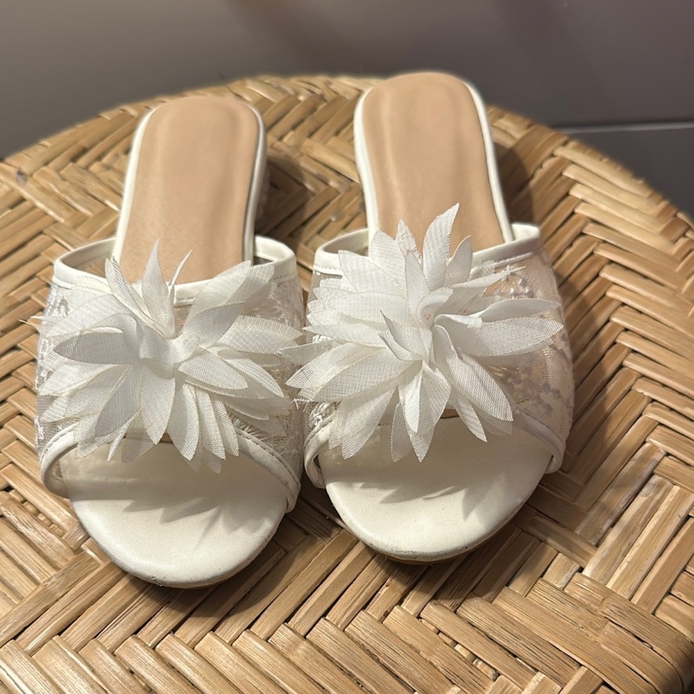 White Dress Shoes with Floral Decoration and Slip-On Design